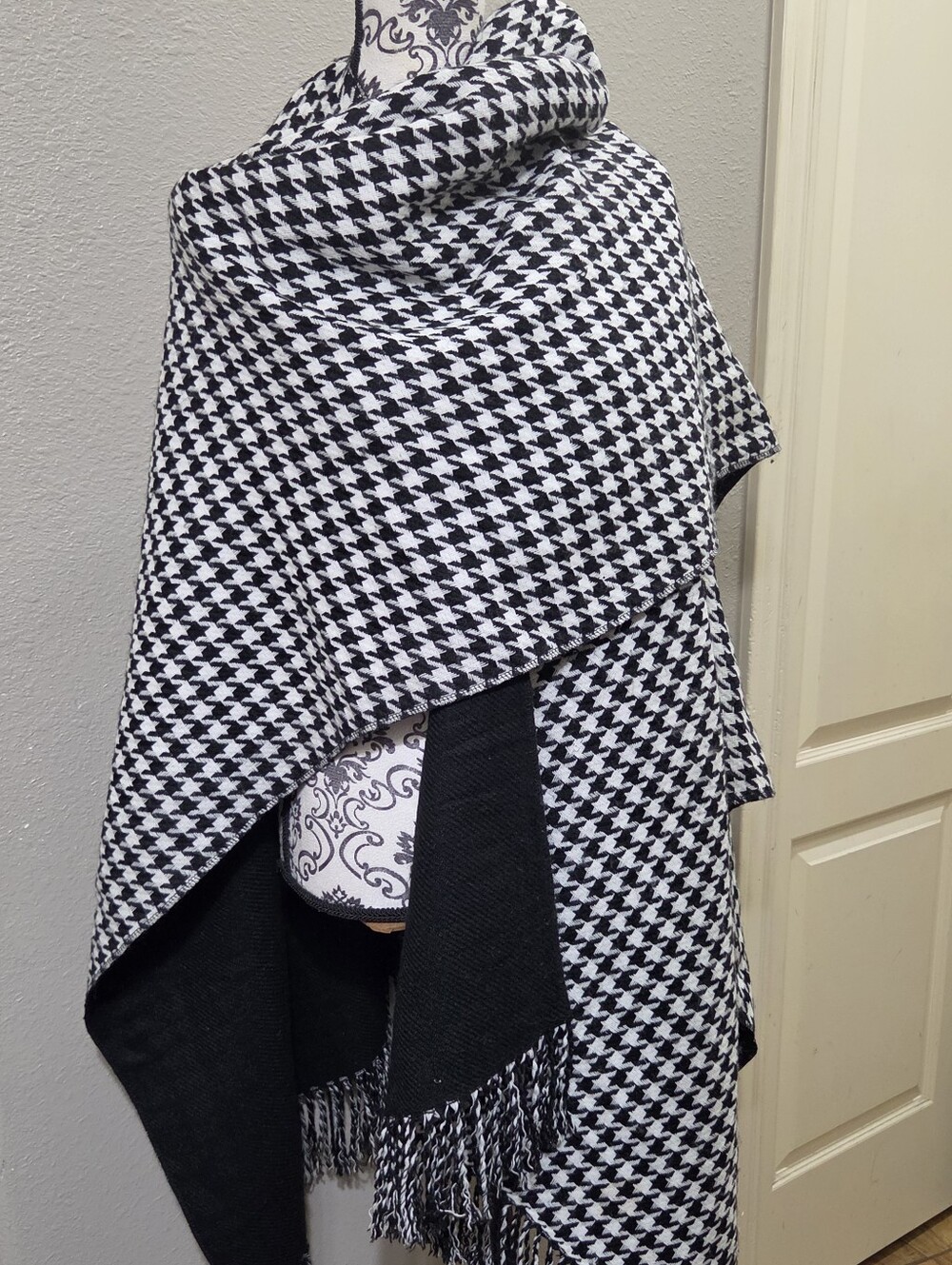 Black & White Houndstooth Poncho Wrap - Picture 2 of 6